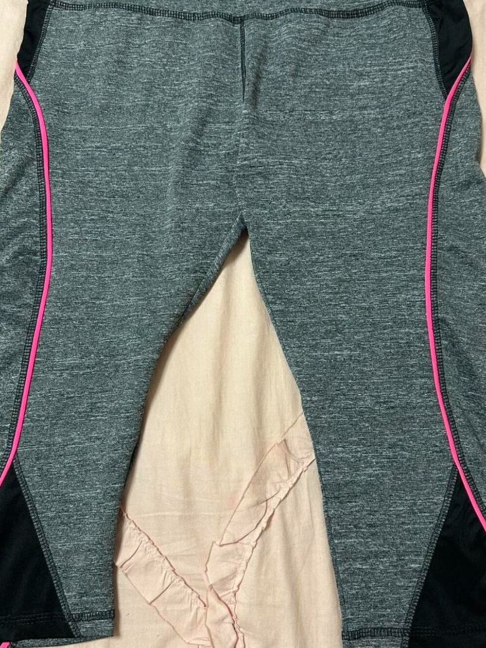 NWOT Y2K Love Nation low rise capri gray workout leggings.